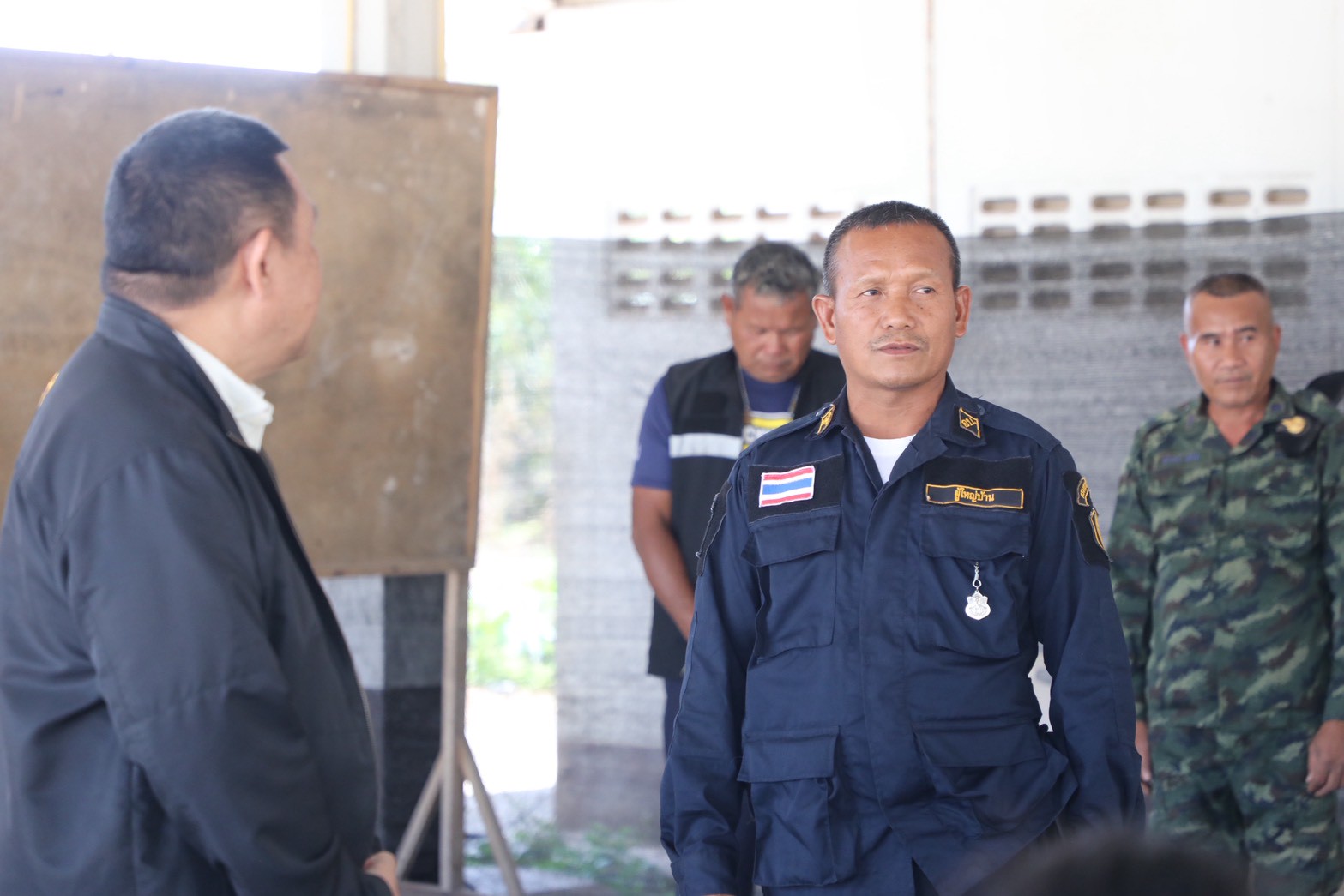 title - เลขาฯ ส.ป.ก. รุดให้กำลังใจพี่น้องเกษตรกรในเขตปฏิรูปที่ดินพื้นที่ชายแดนอุบลฯ ใกล้จุดสู้รบเพียง 7 กม.